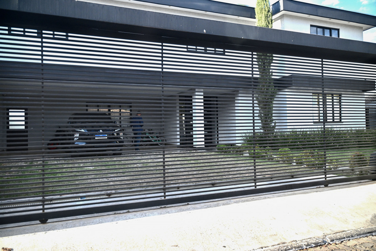 Fachada da residência do ex-presidente Jair Bolsonaro (PL), onde ele cumpre prisão domiciliar (EVARISTO SA / AFP) Fachada da residência do ex-presidente Jair Bolsonaro (PL), onde ele cumpre prisão domiciliar/EVARISTO SA / AFP