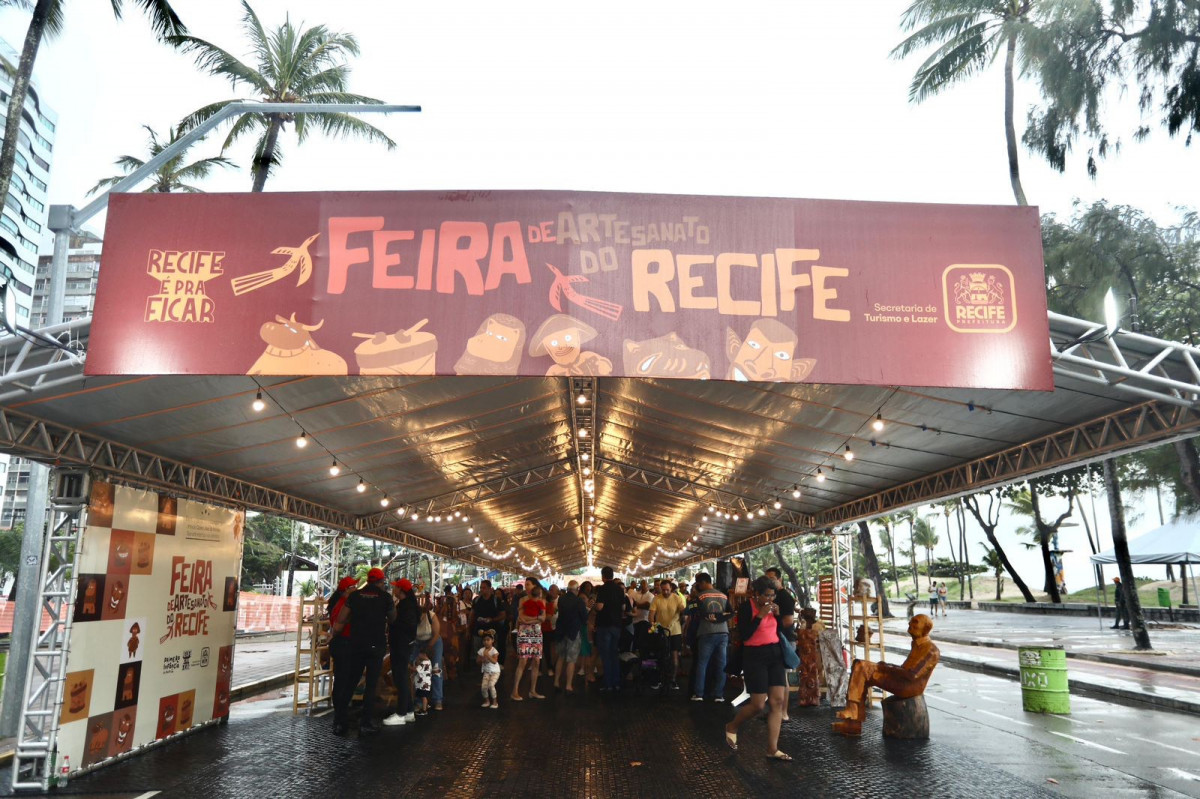A Feira de Artesanato do Recife, que ocorre no último sábado de cada mês, no Segundo Jardim de Boa Viagem, receberá uma ampliação no funcionamento, e passará a acontecer também no domingo (Fotos: Hélia Scheppa/Prefeitura do Recife) A Feira de Artesanato do Recife, que ocorre no último sábado de cada mês, no Segundo Jardim de Boa Viagem, receberá uma ampliação no funcionamento, e passará a acontecer também no domingo/Fotos: Hélia Scheppa/Prefeitura do Recife