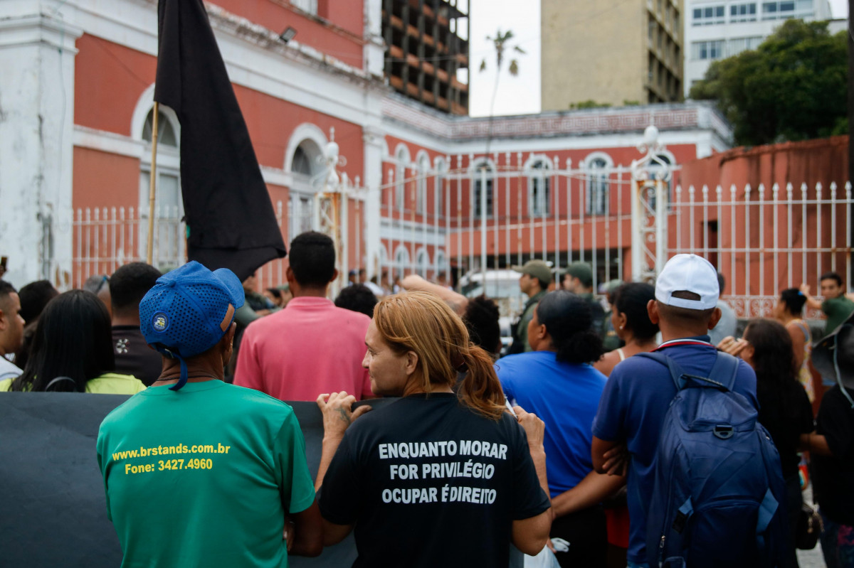 Intregrantes do MLTT protestam em frente ao Ginásio Pernambucano (Foto: Marina Torres/DP Foto) Intregrantes do MLTT protestam em frente ao Ginásio Pernambucano/Foto: Marina Torres/DP Foto