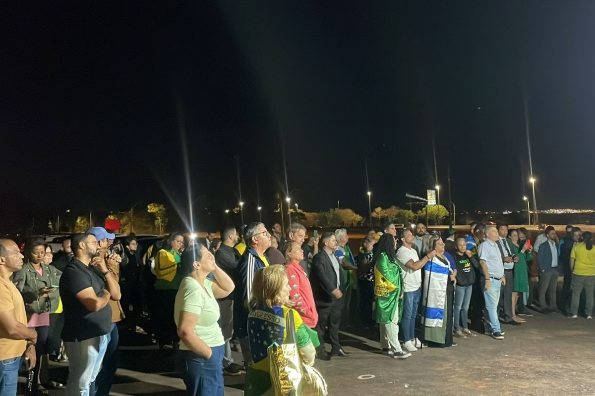 Vigília ocorre em frente ao condomínio onde ele cumpre prisão domiciliar (Metrópoles/Álvaro Luiz) Vigília ocorre em frente ao condomínio onde ele cumpre prisão domiciliar/Metrópoles/Álvaro Luiz