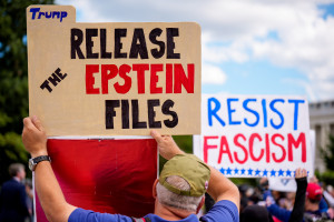 Manifestantes anti-Trump seguram cartazes com os dizeres "Trump, divulgue os arquivos de Epstein" e "Resista ao fascismo" enquanto se re&uacute;nem em uma coletiva de imprensa do Comit&ecirc; de Estudos Republicanos sobre a tomada de poder federal do presidente dos EUA, Donald Trump, no Capit&oacute;lio, em 2 de setembro de 2025