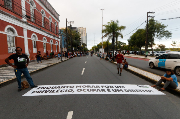 Faixa da esquerda da Rua da Aurora ficou interditata no protesto  (Foto: Marina Torres/DP Foto)