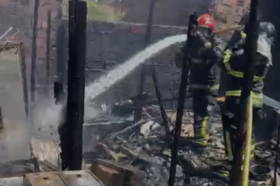 Incêndio atinge residência em Olinda
(Reprodução/redes sociais) Incêndio atinge residência em Olinda
/Reprodução/redes sociais