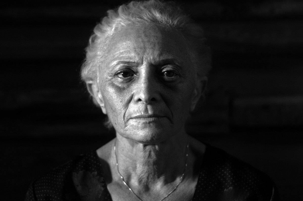 Marcélia Cartaxo vive Helena, que se recusa a sair de sua casa (Divulgação) Marcélia Cartaxo vive Helena, que se recusa a sair de sua casa /Divulgação