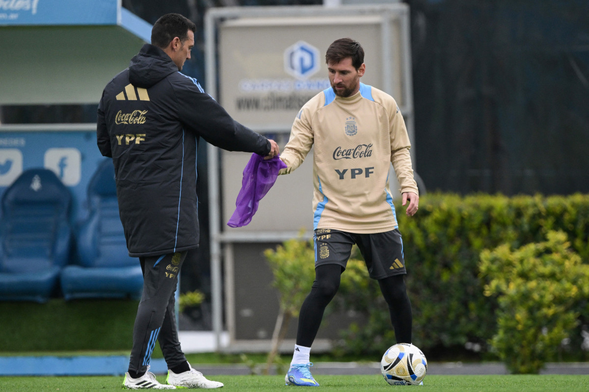 Técnico Lionel Scaloni e Lionel Messi durante treino da seleção argentina (JUAN MABROMATA / AFP) Técnico Lionel Scaloni e Lionel Messi durante treino da seleção argentina/JUAN MABROMATA / AFP