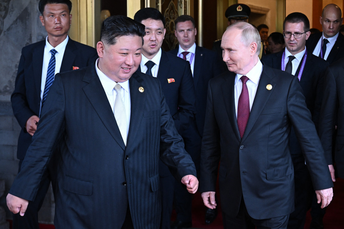 Presidente russo Vladimir Putin se despede do líder norte-coreano Kim Jong Un após suas conversas, após participar de um desfile militar que marcou o 80º aniversário da vitória sobre o Japão e o fim da Segunda Guerra Mundial, em Pequim (Sergei BOBYLYOV/POOL/AFP)