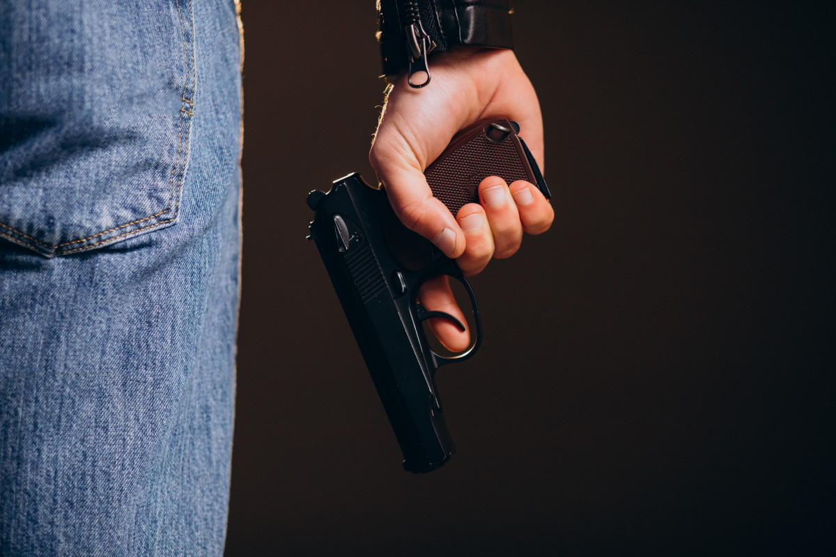Os defensores da medida afirmam que é uma forma de responder aos tiroteios nas escolas, tragicamente frequentes nos Estados Unidos (Foto: Freepik)