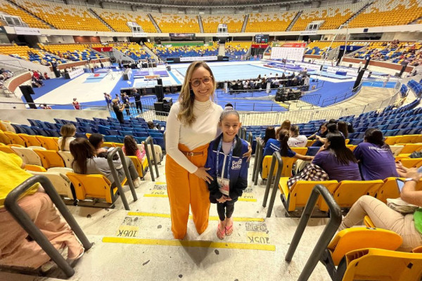 A ginasta Maria Carolina, ao lado da mãe, Jessyka Farias, no Campeonato Brasileiro de Ginástica
 (Gabriel Farias/DP)