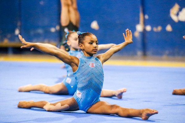 Ginasta da categoria infantil do Flamengo no Campeonato Brasileiro de Ginástica, no Recife (Crysli Viana/DP Foto)