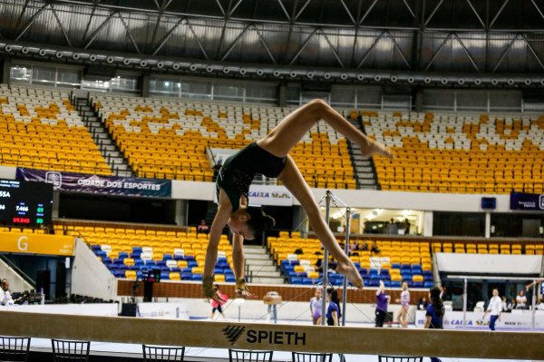 Ginasta da categoria infantil da Gemini Academia no Campeonato Brasileiro de Ginástica, no Recife (Crysli Viana/DP Foto)