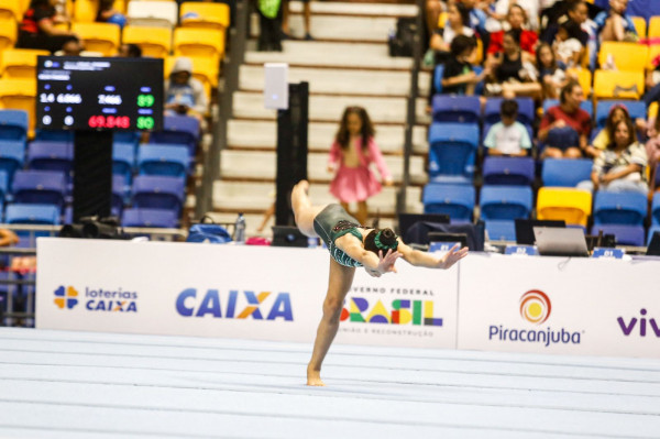 Ginasta da categoria infantil da Gemini Academia no Campeonato Brasileiro de Ginástica, no Recife (Crysli Viana/DP Foto)