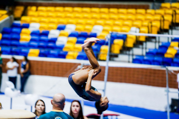 Ginasta da categoria infantil do Flamengo no Campeonato Brasileiro de Ginástica, no Recife (Crysli Viana/DP Foto)