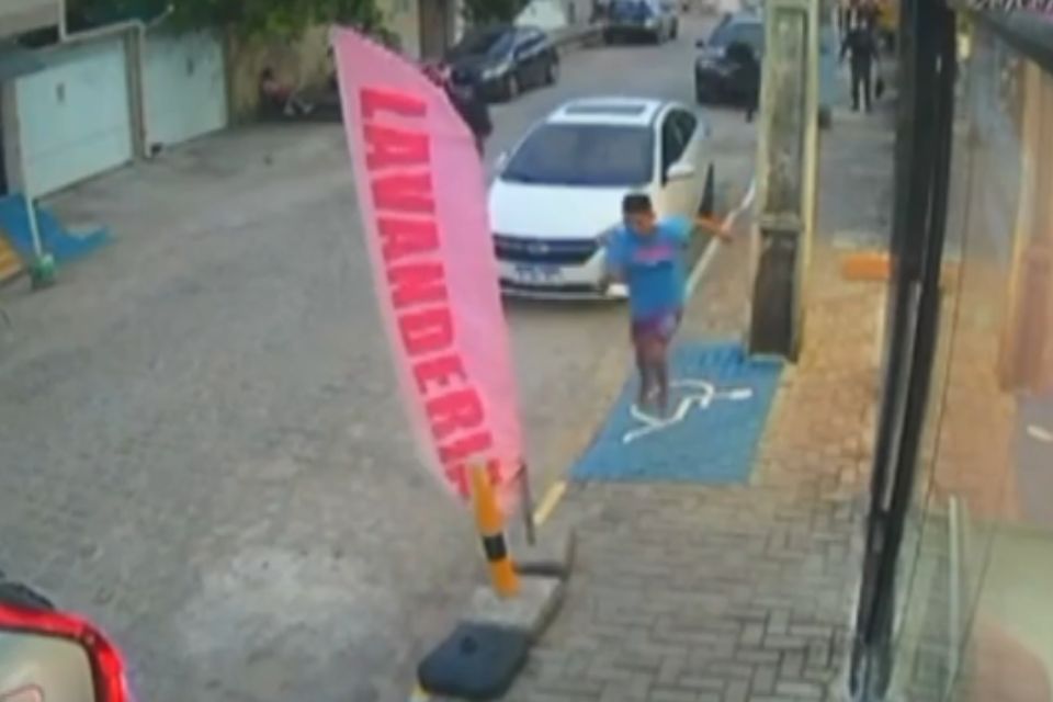 Suspeito de envolvimento com tráfico de drogas foge correndo da delegacia de Ipojuca
(Reprodução/redes sociais) Suspeito de envolvimento com tráfico de drogas foge correndo da delegacia de Ipojuca
/Reprodução/redes sociais