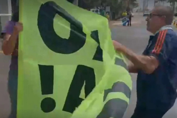 Bolsonarista arranca faixa de manifestante pede a prisão do ex-presidente
(Foto: Reprodução) Bolsonarista arranca faixa de manifestante pede a prisão do ex-presidente
/Foto: Reprodução