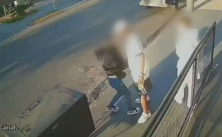 Imagens de câmara de segurança flagraram o momento (Reprodução/Câmera de Segurança) Imagens de câmara de segurança flagraram o momento/Reprodução/Câmera de Segurança