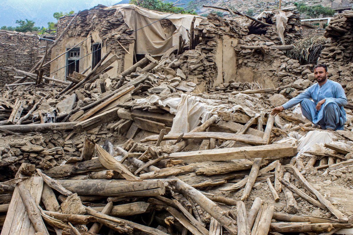 Um homem afegão senta-se entre os destroços de uma casa danificada, após um terremoto no distrito de Dara-i-Nur, na província de Nangarhar ( AFP) Um homem afegão senta-se entre os destroços de uma casa danificada, após um terremoto no distrito de Dara-i-Nur, na província de Nangarhar/ AFP