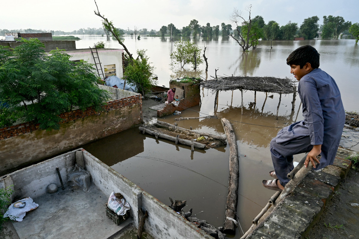Um morador afetado pela enchente observa o rio Sutlej transbordando (FAROOQ NAEEM / AFP) Um morador afetado pela enchente observa o rio Sutlej transbordando/FAROOQ NAEEM / AFP