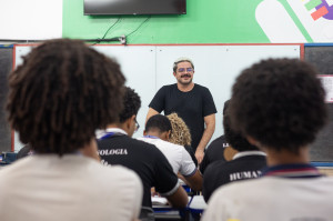 Recife, PE, 28/08/2025 - ENEM GINAGIO PERNAMBUCANO - Imagens dos personagens que irão participar do ENEM 2025, As alunas, Ana Beatriz e Bianca e o professor, Igaro D"Ávila, todos da escola Ginásio Pernambucano
