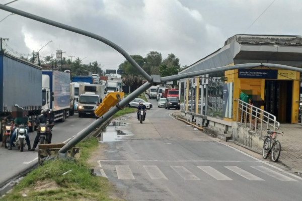 Mulher fica ferida após ser atropelada por caminhão na BR-101, em Igarassu
 (Divulgação/PRF)