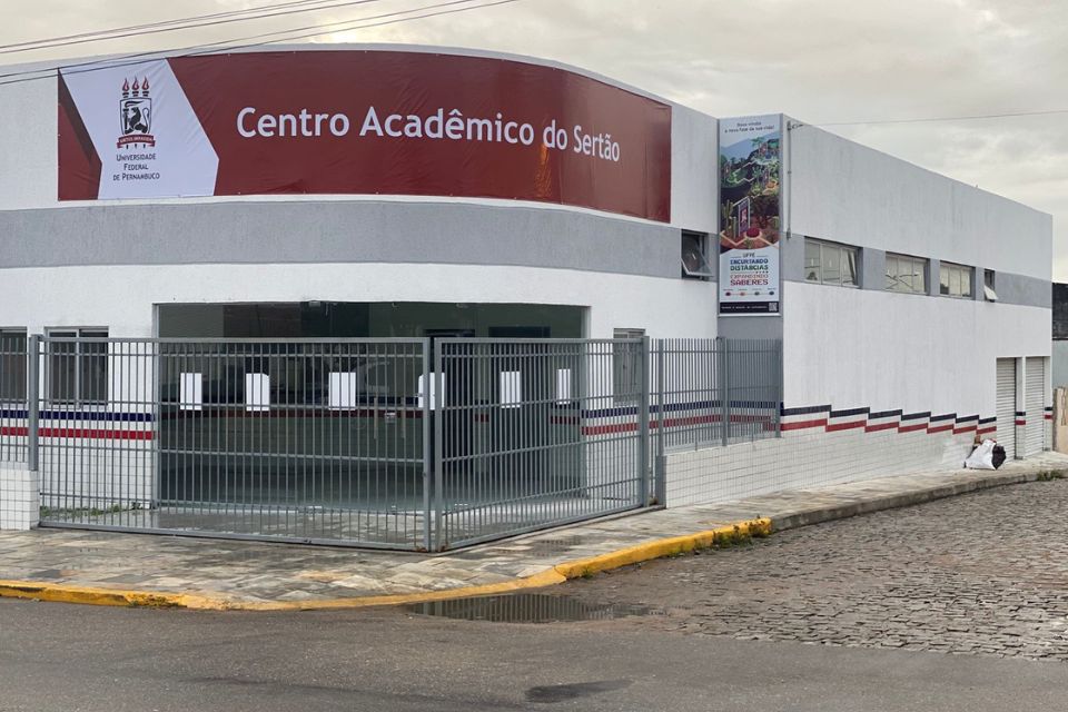O CAS irá funcionar, inicialmente, em um prédio cedido pela prefeitura municipal até que seja concluída a construção do novo campus.
(Foto: Reprodução / Ascom UFPE) O CAS irá funcionar, inicialmente, em um prédio cedido pela prefeitura municipal até que seja concluída a construção do novo campus.
/Foto: Reprodução / Ascom UFPE