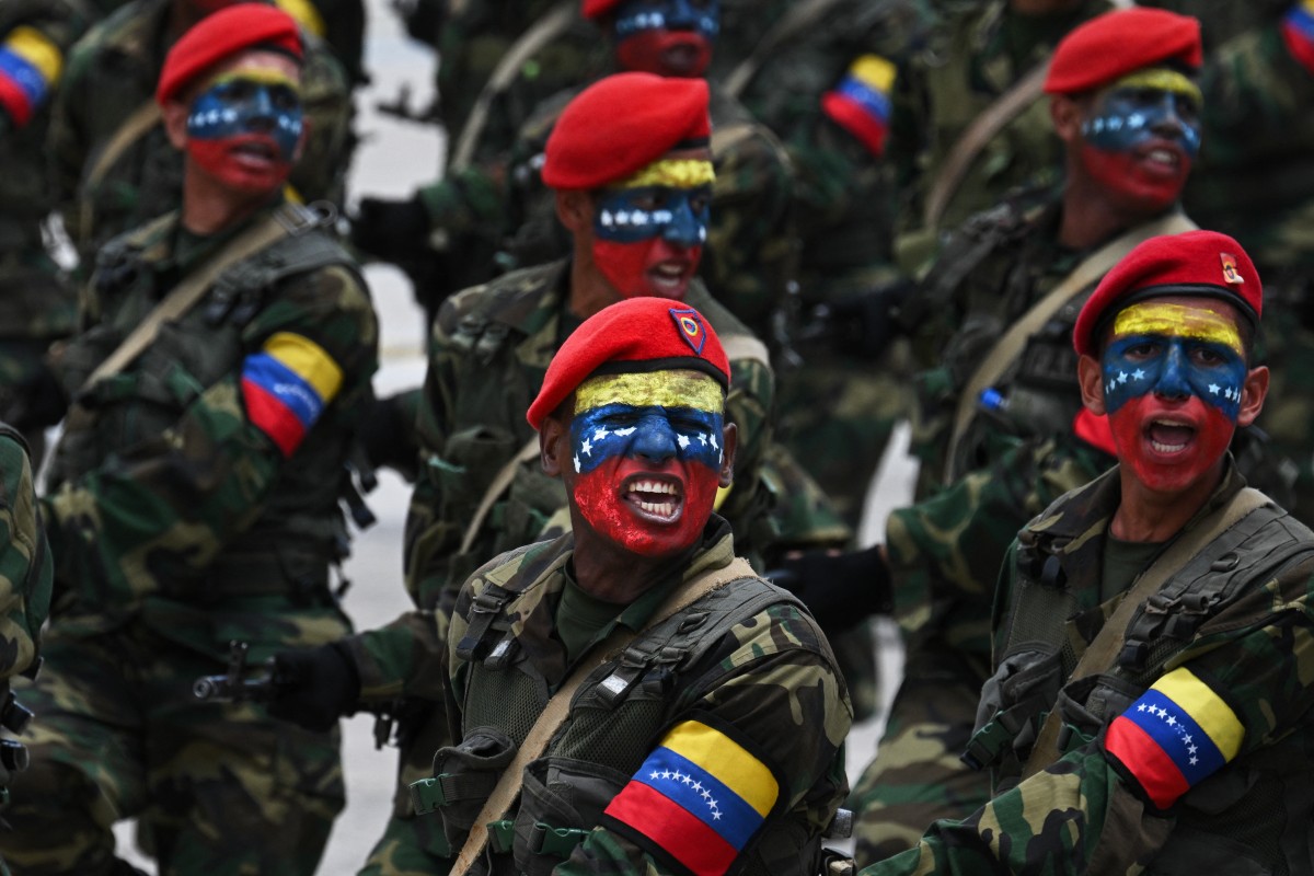 Os desfiles militares mostram soldados em uniforme tático, rostos pintados, armados com fuzis AK47 (FEDERICO PARRA / AFP) Os desfiles militares mostram soldados em uniforme tático, rostos pintados, armados com fuzis AK47/FEDERICO PARRA / AFP