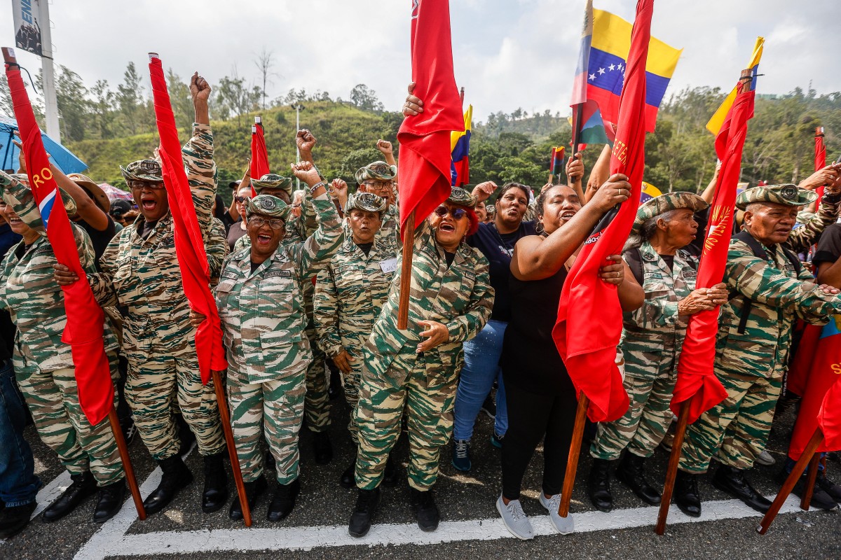 Membros da Milícia Bolivariana e apoiadores do presidente venezuelano Nicolás Maduro (Pedro MATTEY / AFP)