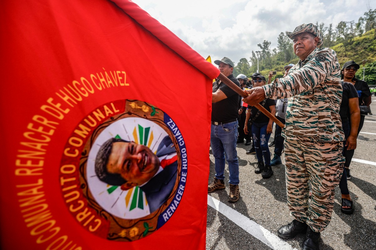 Membros da Milícia Bolivariana e apoiadores do presidente venezuelano Nicolás Maduro (Pedro MATTEY / AFP)