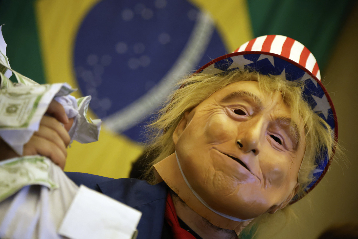  Manifestante usando máscara representando o presidente dos EUA, Donald Trump, se apresenta durante evento em apoio à soberania nacional realizado no Salão Nobre da Faculdade de Direito da USP, em São Paulo, Brasil, em 25 de julho de 2025./ Foto:Miguel SCHINCARIOL/AFP