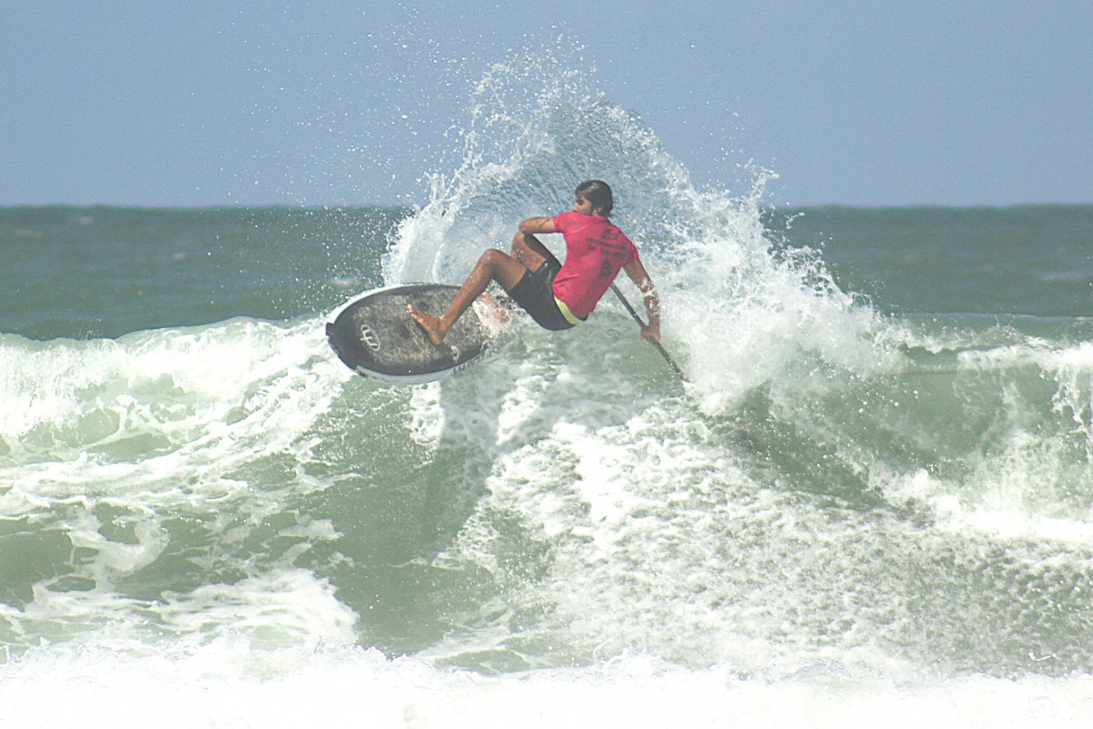 Surfista Carlos Chalaça em ação/Alexandre Gondim/fepesurf