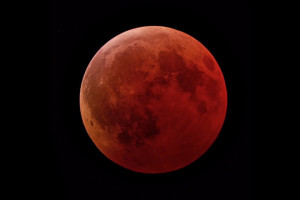 Eclipse lunar total, conhecido como "Lua de Sangue"