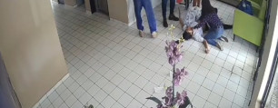 As agressões ocorreram no hall do prédio onde a mãe de Bernardo mora (Foto: Reprodução/Instagram)