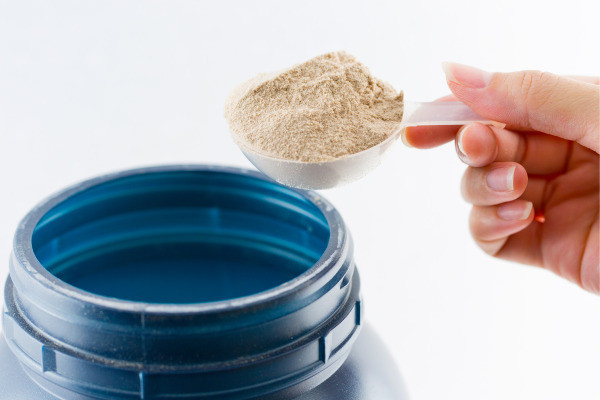 Saiba as diferenças entre os tipos de whey (Foto: Canva)
