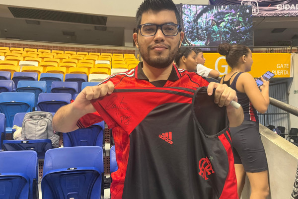 Saulo Borges, torcedor do Flamengo, exibe camisa autografada por Flávia Saraiva (Gabriel Farias/DP)