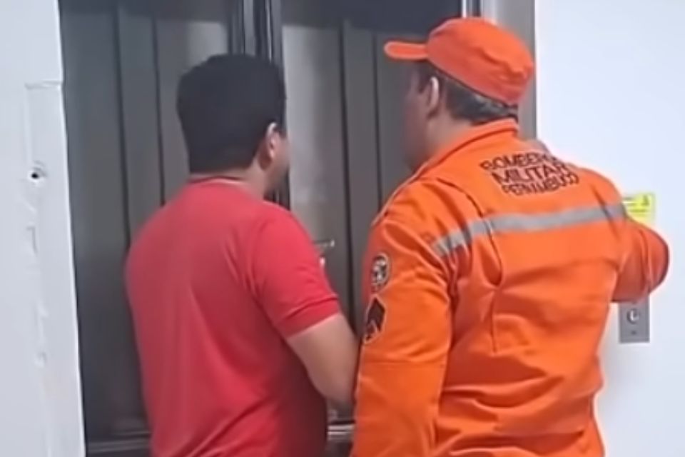 Sete pessoas ficam presas em elevador no Hospital das Clínicas no Recife
(Reprodução/redes sociais) Sete pessoas ficam presas em elevador no Hospital das Clínicas no Recife
/Reprodução/redes sociais