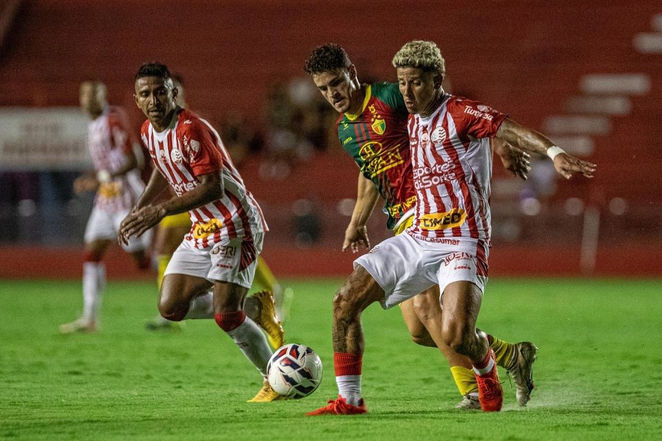 Náutico x Brusque, em duelo pela 4ª rodada da Série C de 2025/Rafael Vieira / DP Foto