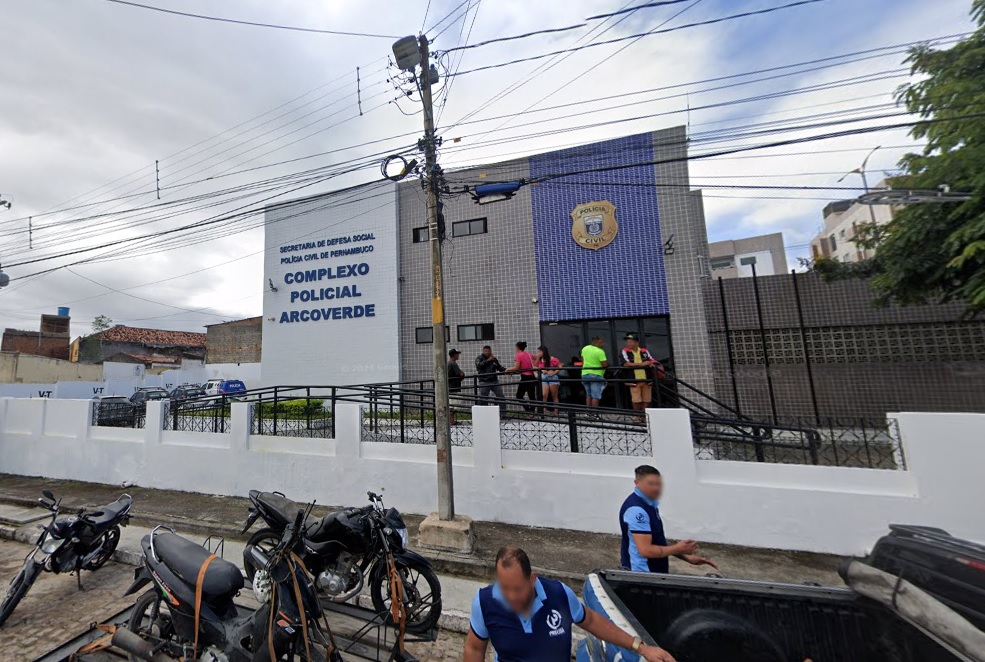 Policiais levaram homem para a Delegacia de Arcoverde./Foto: Reprodução/Google Street View
