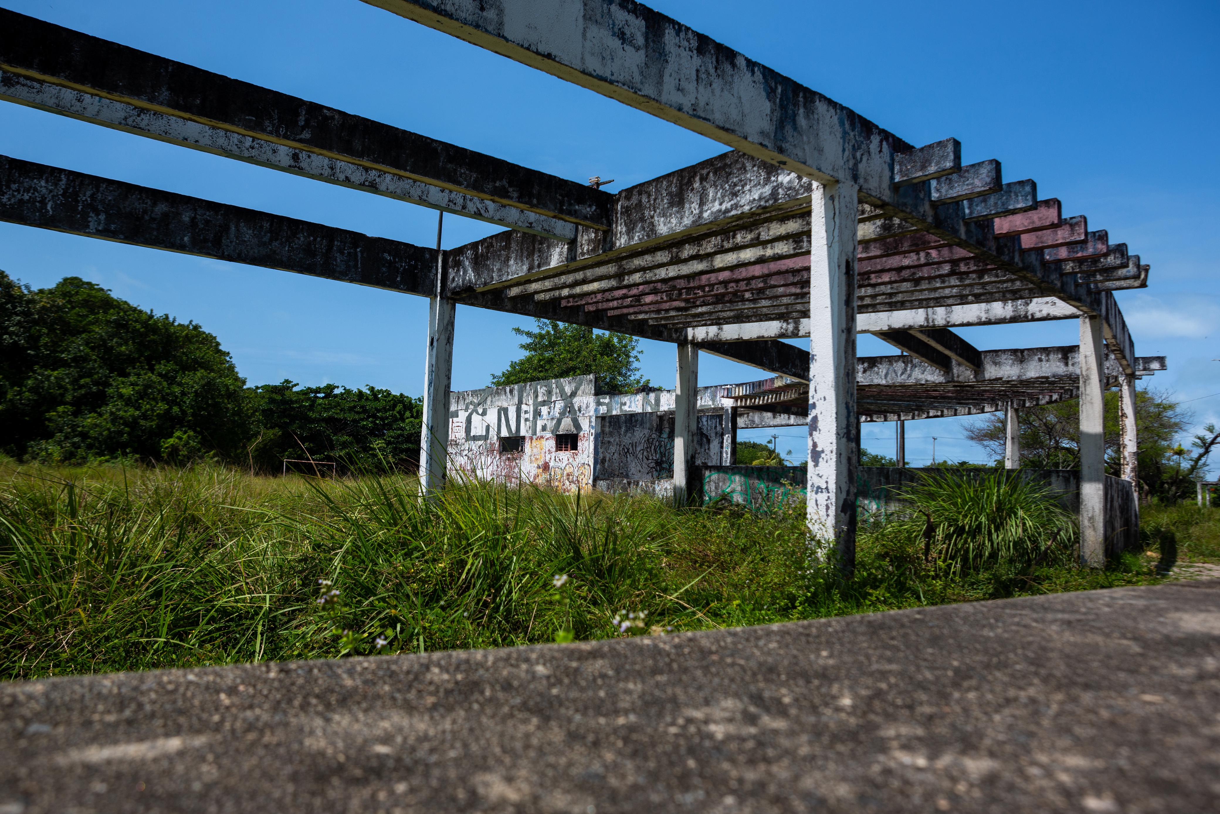 As estruturas restantes do Parque estão abandonadas e deterioradas (Foto: Rafael Vieira/DP)
