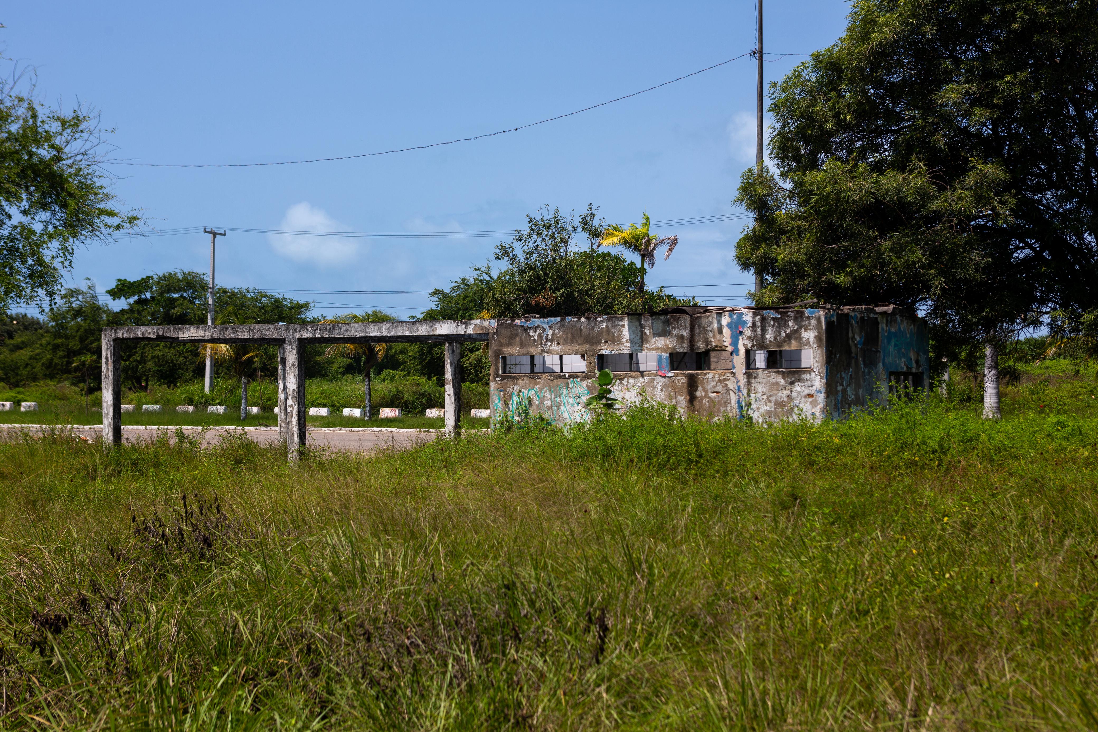 Antigos vestiários não funcionam e servem como abrigo para pessoas em situação de rua e usuários de drogas (Foto: Rafael Vieira/DP)
