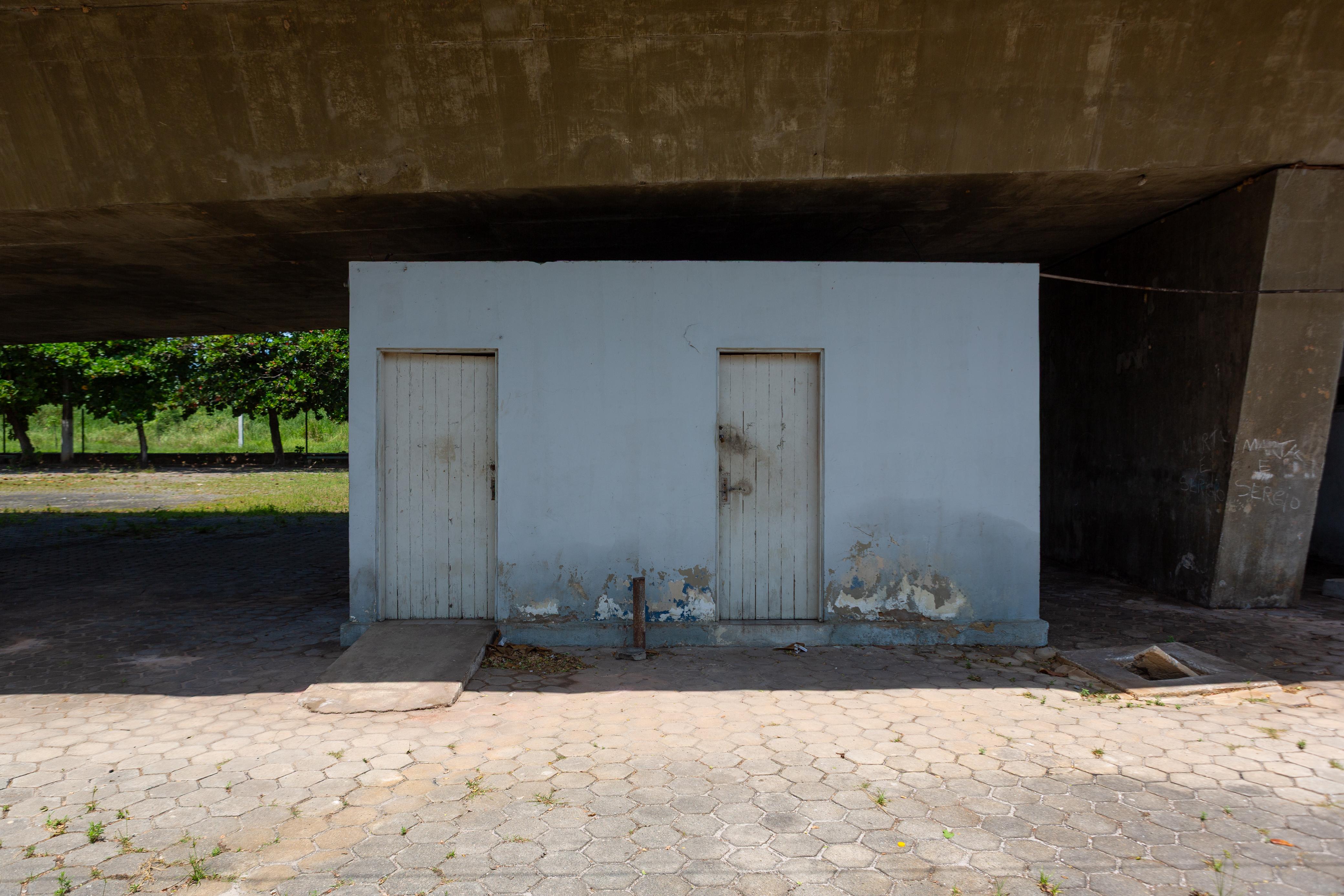 Banheiros previstos para uso da população não funcionam e estão fechados (Foto: Rafael Vieira/DP)