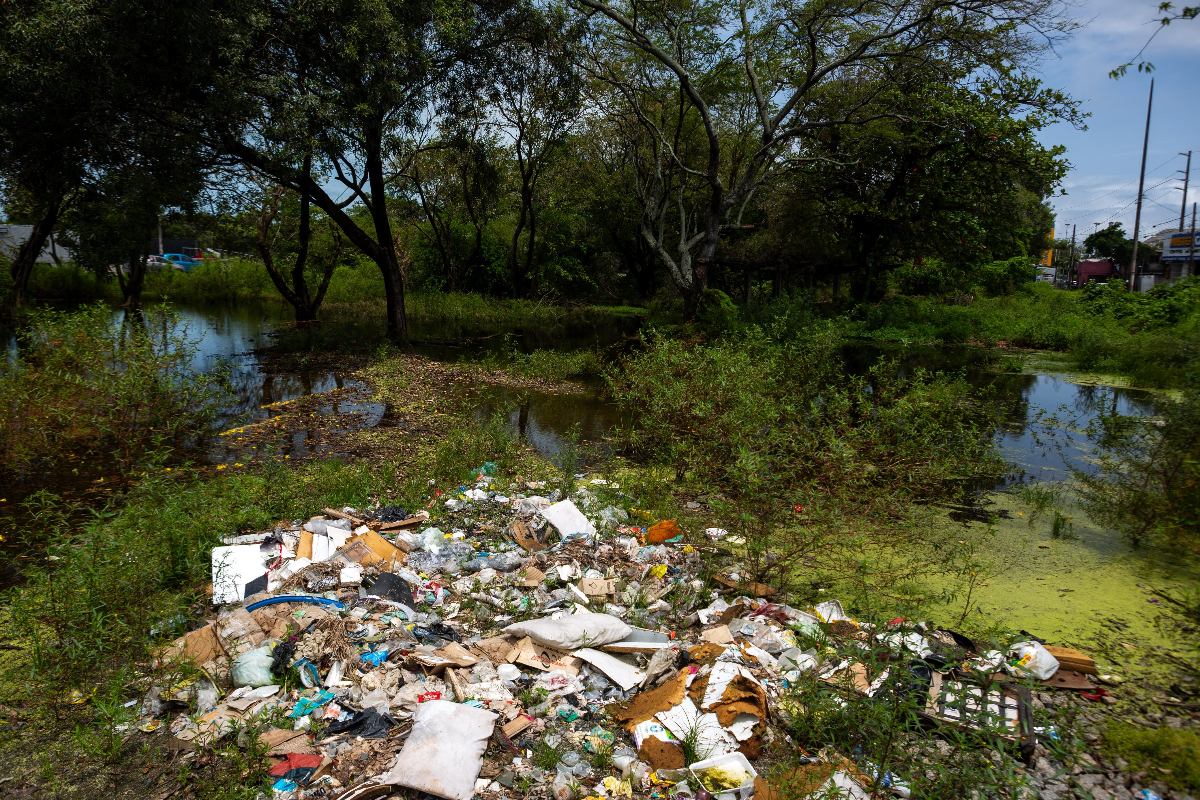 Alguns espaços acumulam água parada e lixo descartado pela população (Foto: Rafael Vieira/DP)