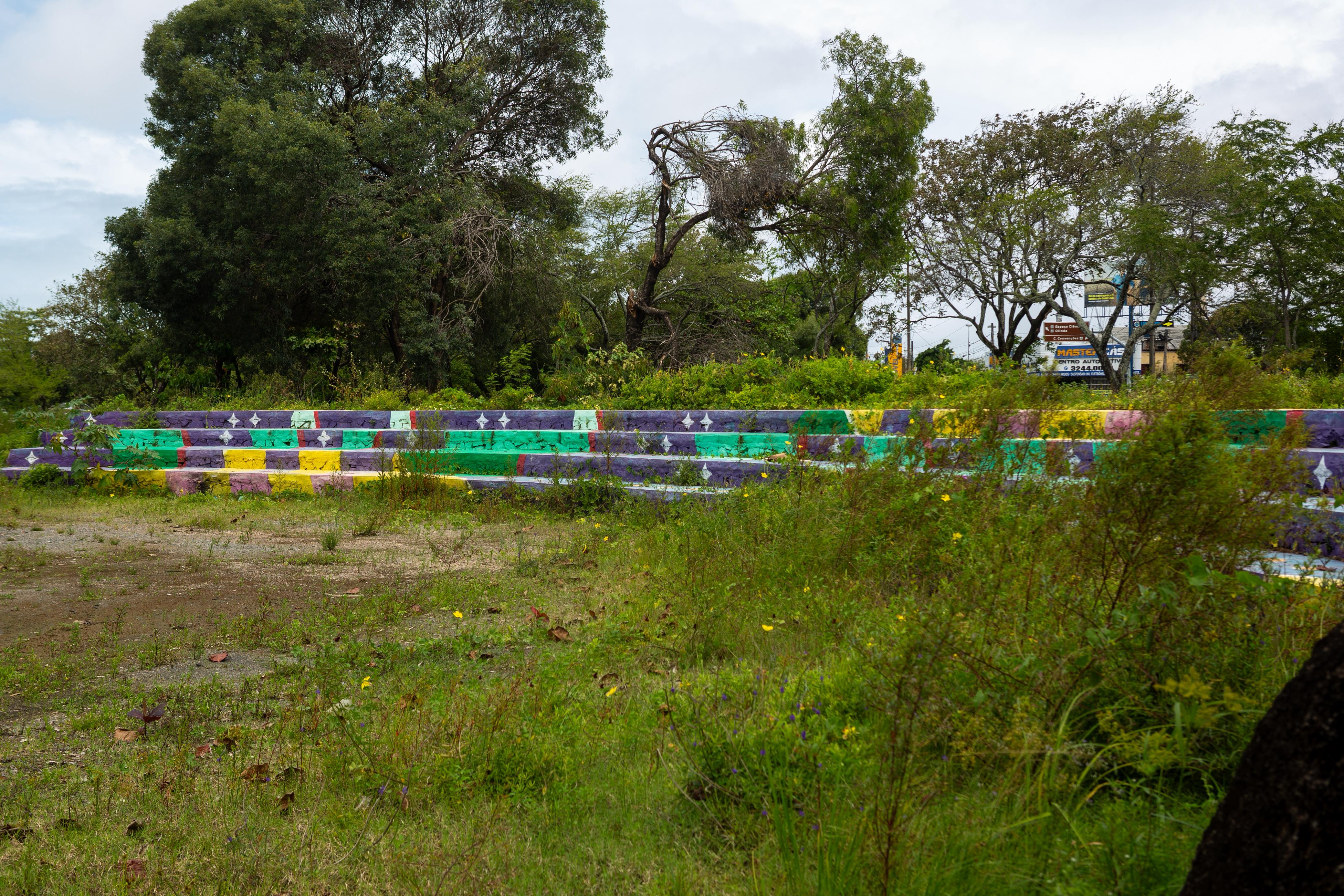 A vegetação não aparada toma conta de muitas estruturas restantes do parque (Foto: Rafael Vieira/DP)