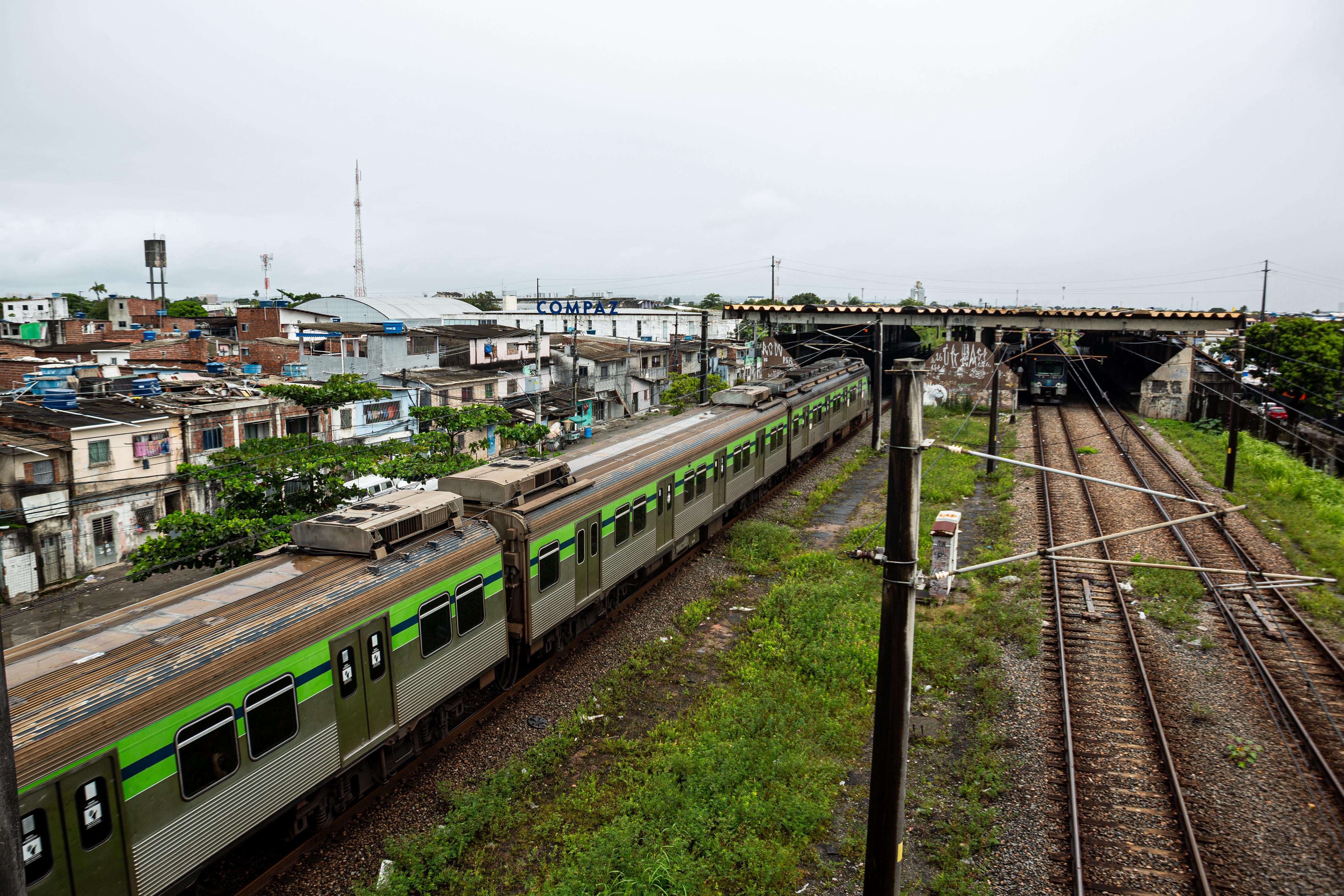 tualmente, segundo a Companhia Brasileira de Trens Urbanos (CBTU),  170 mil pessoas cruzam as catracas das estações todos os dias, pegando composições que têm até 40 anos de uso (Foto: Rafael Vieira/DP)