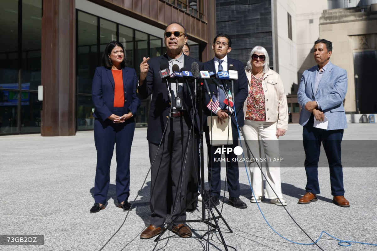Ex-deputado federal Luis Gutierrez discursa durante coletiva de imprensa em Chicago, Illinois, em 4 de setembro de 2025 (Foto por KAMIL KRZACZYNSKI / AFP) Ex-deputado federal Luis Gutierrez discursa durante coletiva de imprensa em Chicago, Illinois, em 4 de setembro de 2025/Foto por KAMIL KRZACZYNSKI / AFP