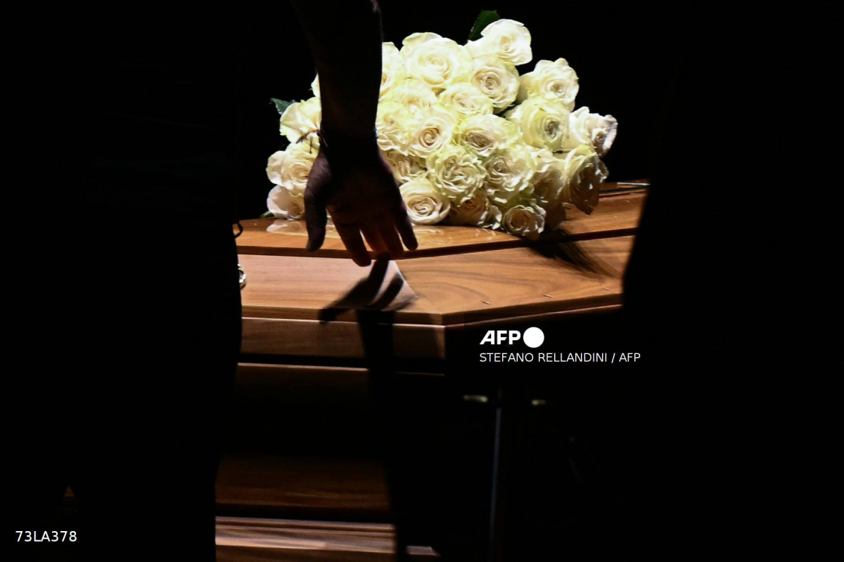 Homem toca o caixão do estilista italiano Giorgio Armani, que morreu em 4 de setembro de 2025 (Stefano RELLANDINI / AFP) Homem toca o caixão do estilista italiano Giorgio Armani, que morreu em 4 de setembro de 2025/Stefano RELLANDINI / AFP