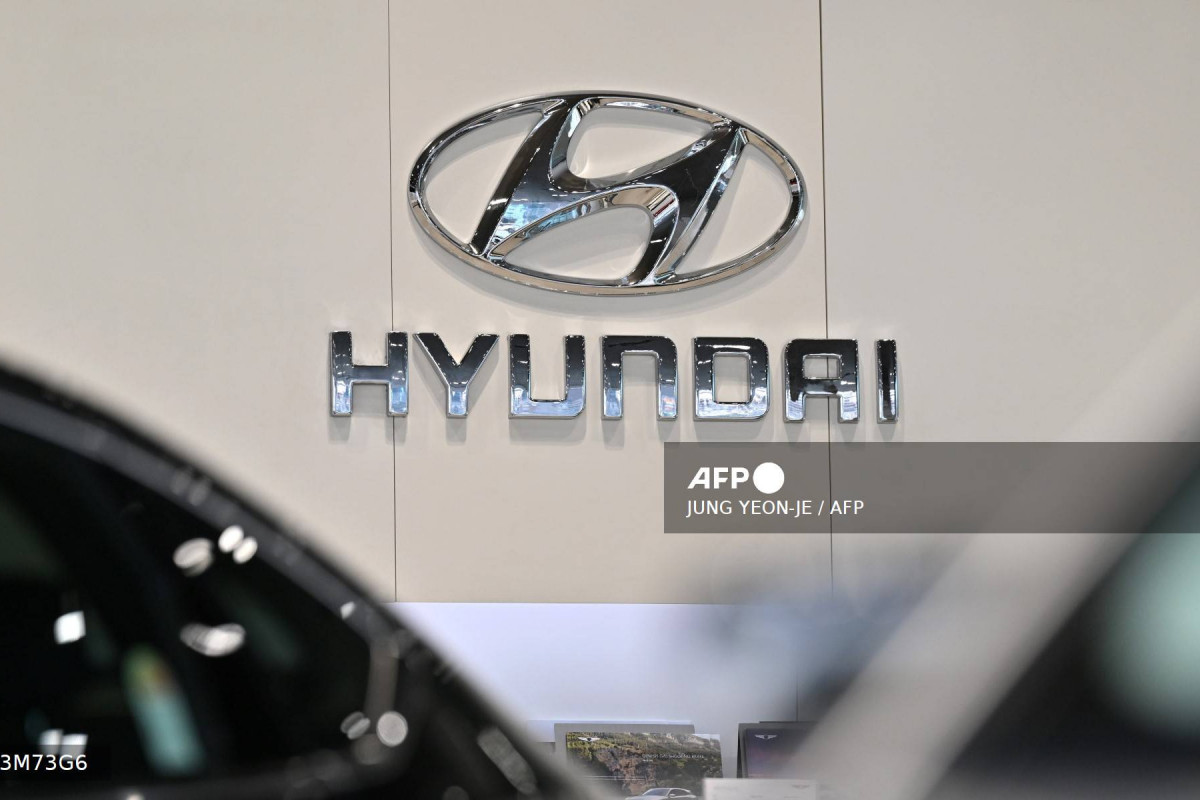 A logo da Hyundai Motor é visto em uma concessionária de automóveis em Seul em 27 de março de 2024. Mais de 300 sul-coreanos estavam entre as 475 pessoas presas por agentes de imigração dos EUA em uma operação em uma fábrica de baterias Hyundai-LG que estava sendo construída no estado da Geórgia, no sul dos EUA, disse o ministro das Relações Exteriores em Seul em 6 de setembro de 2025 (JUNG YEON-JE / AFP) A logo da Hyundai Motor é visto em uma concessionária de automóveis em Seul em 27 de março de 2024. Mais de 300 sul-coreanos estavam entre as 475 pessoas presas por agentes de imigração dos EUA em uma operação em uma fábrica de baterias Hyundai-LG que estava sendo construída no estado da Geórgia, no sul dos EUA, disse o ministro das Relações Exteriores em Seul em 6 de setembro de 2025/JUNG YEON-JE / AFP