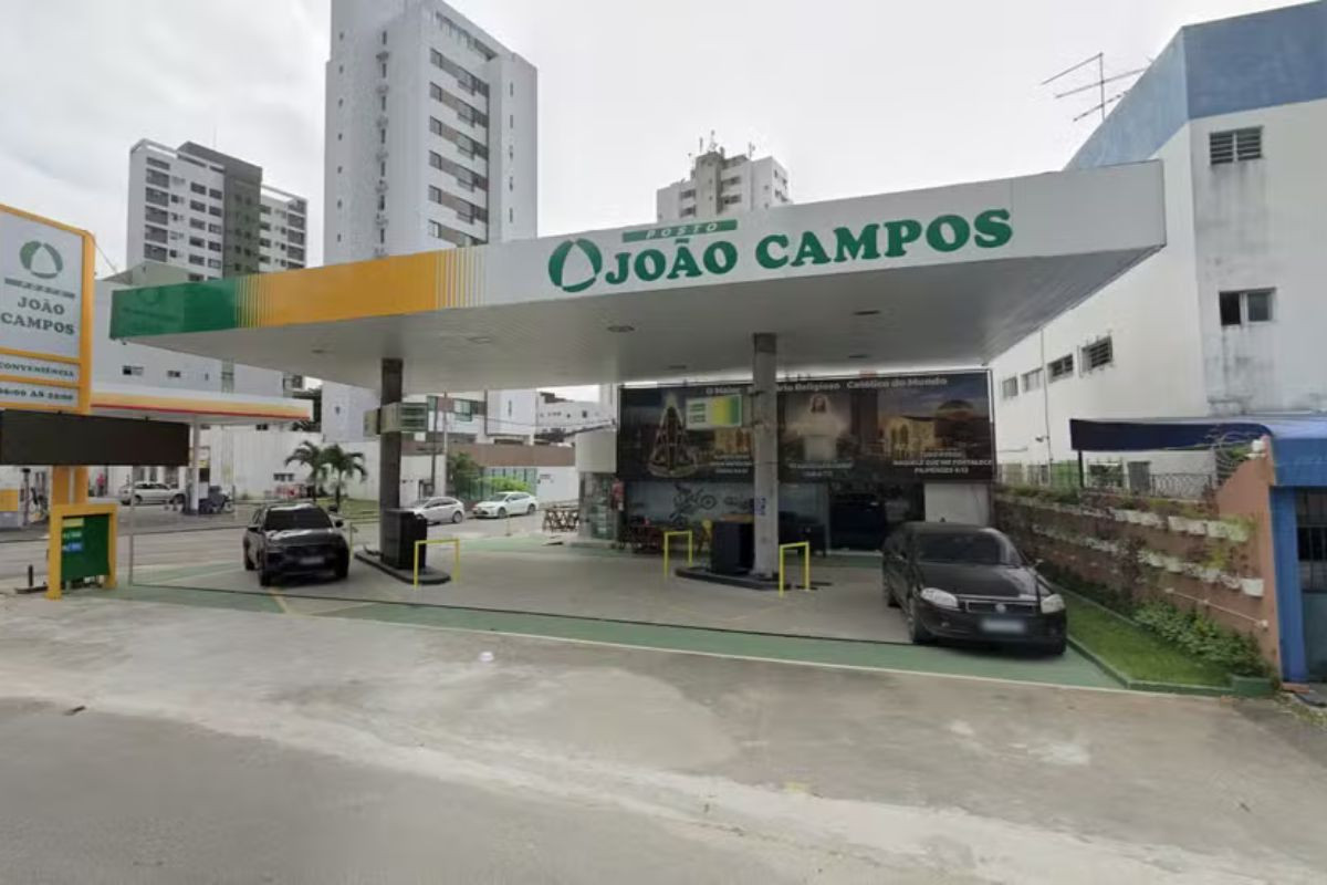 Prefeito João Campos acionou a Justiça após posto de gasolina usar o nome dele (Reprodução/Google Street View) Prefeito João Campos acionou a Justiça após posto de gasolina usar o nome dele/Reprodução/Google Street View