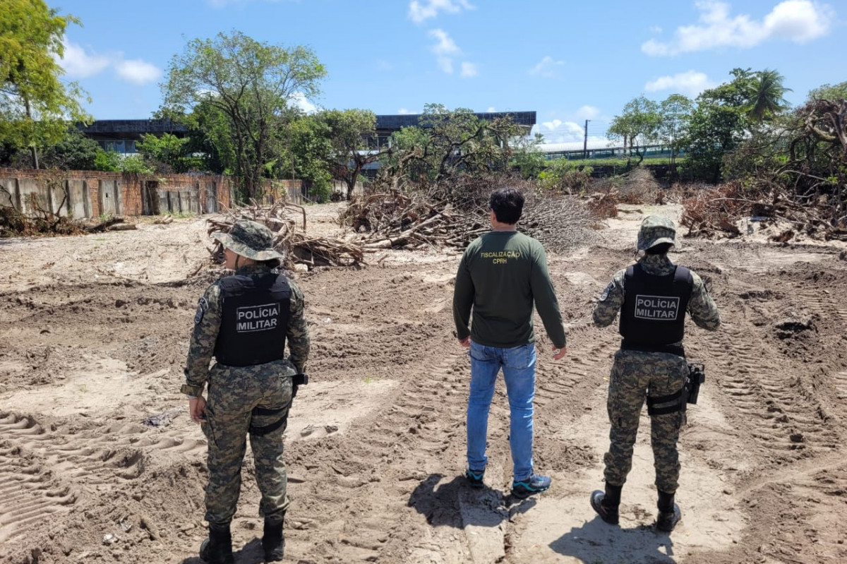 CPRH aplica nova multa por desmatamento irregular em terreno da antiga Vila da Aeronáutica (Divulgação/CPRH) CPRH aplica nova multa por desmatamento irregular em terreno da antiga Vila da Aeronáutica/Divulgação/CPRH