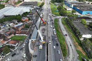 Motoristas enfrentam lentidão na BR-232 durante içamento de passarela
