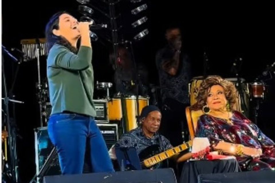 Primeira-dama cantou ao lado da cantora Alcione (Reprodução/Redes Sociais) Primeira-dama cantou ao lado da cantora Alcione/Reprodução/Redes Sociais