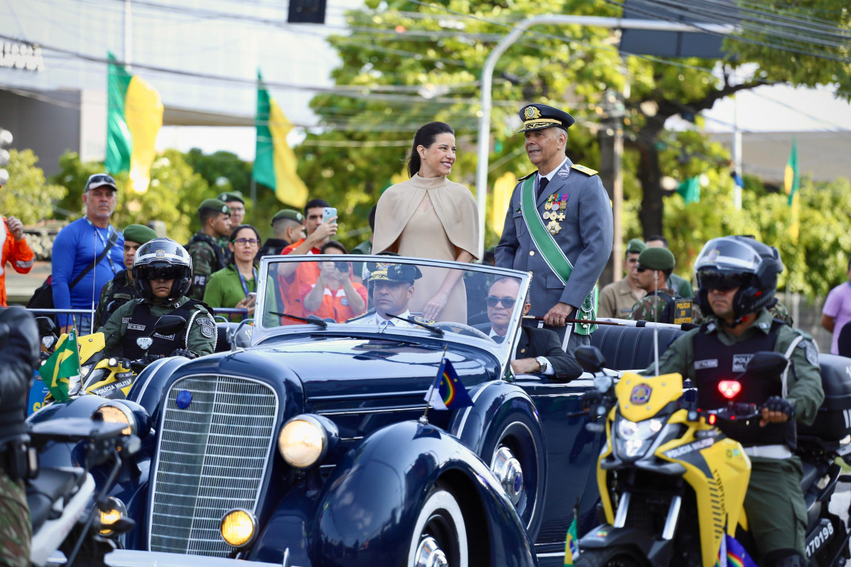 Governadora Raquel Lyra (PSD), acompanhada do Comandante Militar do Nordeste, o general de Exército Maurílio Miranda Netto Ribeiro (Foto: Melissa Fernandes/ DP Foto) Governadora Raquel Lyra (PSD), acompanhada do Comandante Militar do Nordeste, o general de Exército Maurílio Miranda Netto Ribeiro/Foto: Melissa Fernandes/ DP Foto